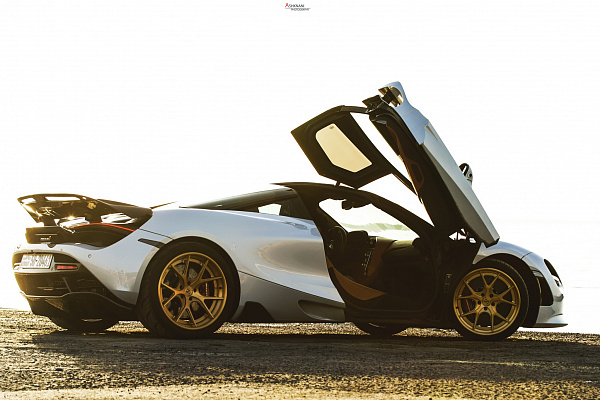 Фото дисков Strasse Wheels SM5R Deep Concave FS Сатиновое золото на McLaren 720S
