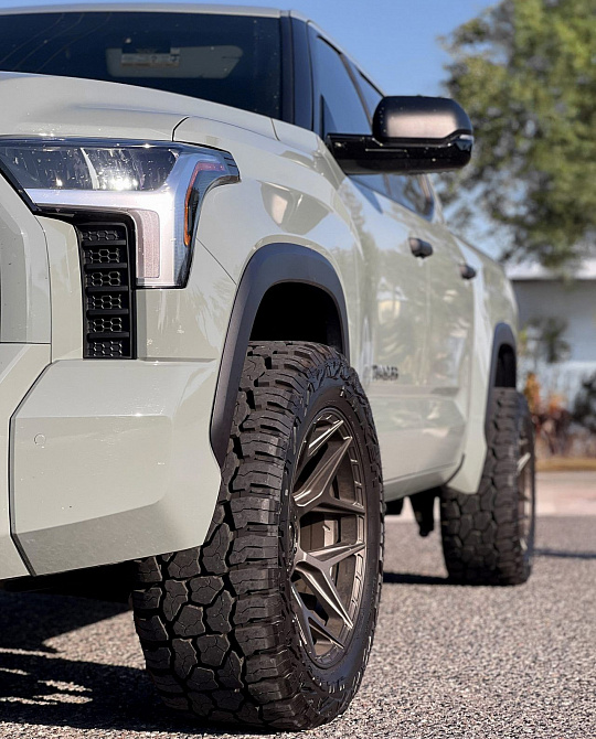 Фото дисков 4P06 Сатиновая бронза на Toyota Tundra III
