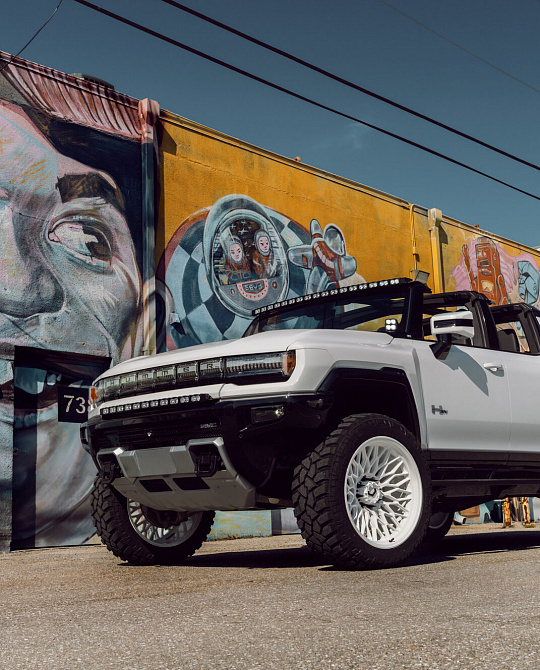 Фото дисков GNX-02 Белый глянец на GMC Hummer EV