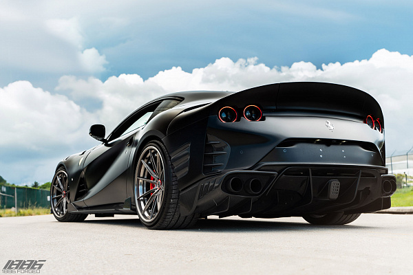 Фото дисков 1886 Wheels G010 Глянцевый темный лак на Ferrari 812
