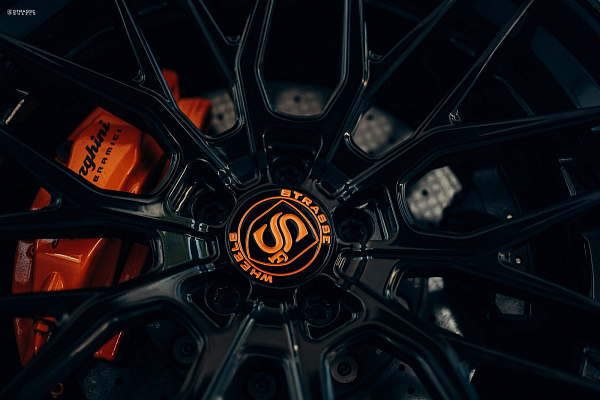 Фото дисков Strasse Wheels SV10M Deep Concave FS Черный глянец на Lamborghini Huracan