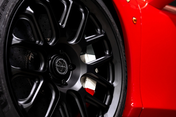 Фото дисков Brixton Forged TR08 Черный сатин на Ferrari 458