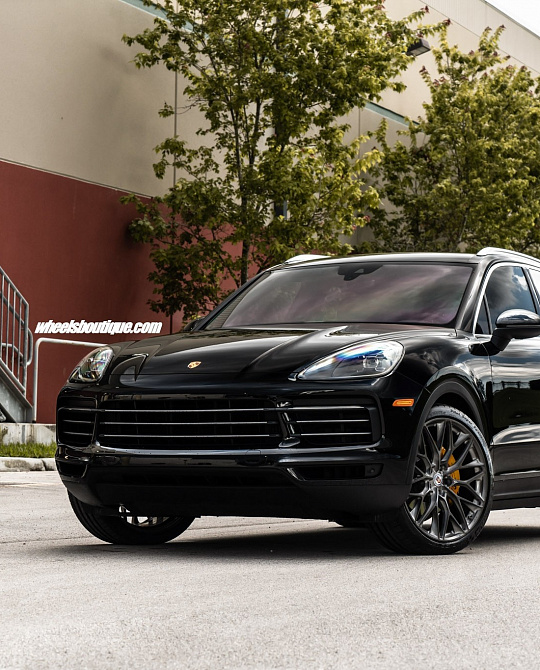 Фото дисков P200 Глянцевый темный лак на Porsche Cayenne III