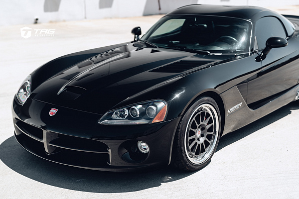 Фото дисков HRE 303 Сатиновый графит на Dodge Viper