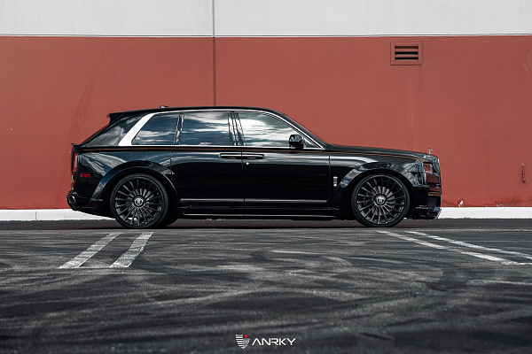 Фото дисков Anrky RF-282 Черный глянец на Rolls-Royce Cullinan
