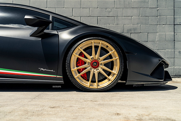 Фото дисков Strasse Wheels SV12 Deep Concave Duoblock Сатиновое золото на Lamborghini Huracan