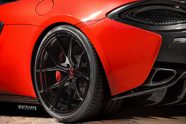 Фото дисков Strasse Wheels SM5R Deep Concave Monoblock Черный глянец на McLaren 570S