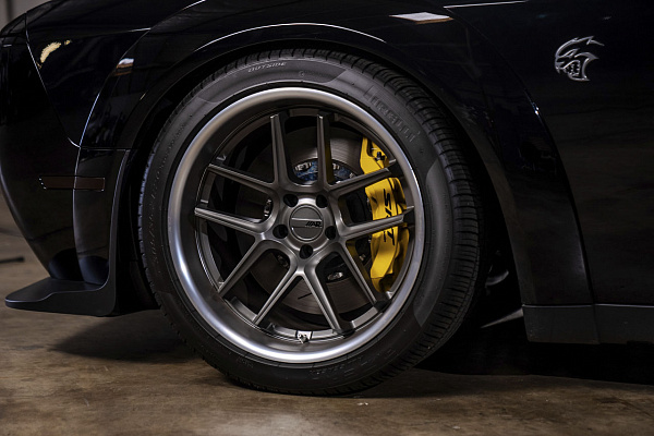 Фото дисков American Racing BISHOP Сатиновый графит на Dodge Challenger III