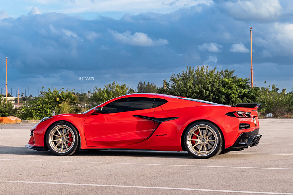 Фото дисков Strasse Wheels SV10 Deep Concave FS Сатиновая шампань на Chevrolet Corvette C8