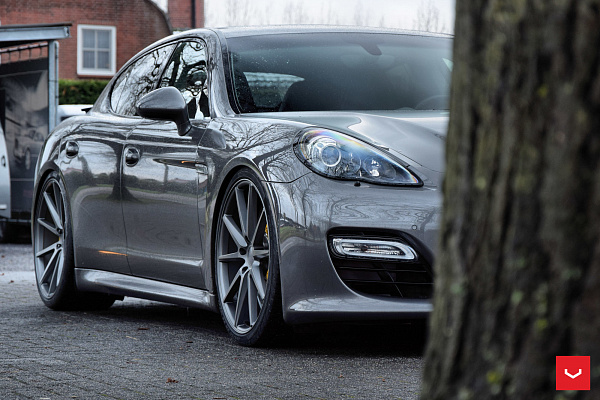 Фото дисков Vossen VFS-1 Сатиновый графит на Porsche Panamera I