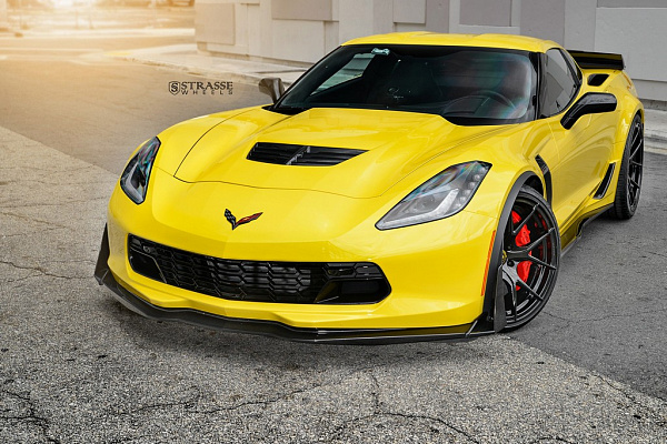 Фото дисков Strasse Wheels SM5R Deep Concave Monoblock Черный глянец на Chevrolet Corvette C7