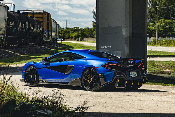 Фото дисков Strasse Wheels R10 Deep Concave FS Черный сатин на McLaren 600