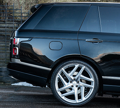 Фото дисков Kahn Type 52 RS на Range Rover IV