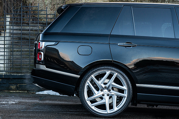 Фото дисков Kahn Type 52 RS Сатиновый лак на Range Rover IV