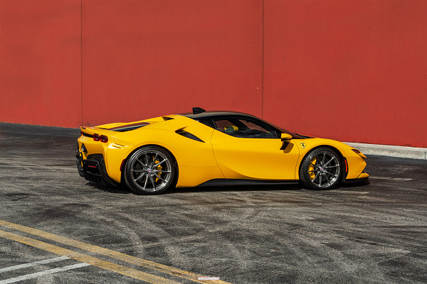 Фото дисков HRE P104SC Глянцевый темный лак на Ferrari SF90