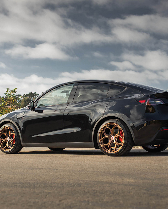 Фото дисков P111SC Сатиновая бронза на Tesla Model Y