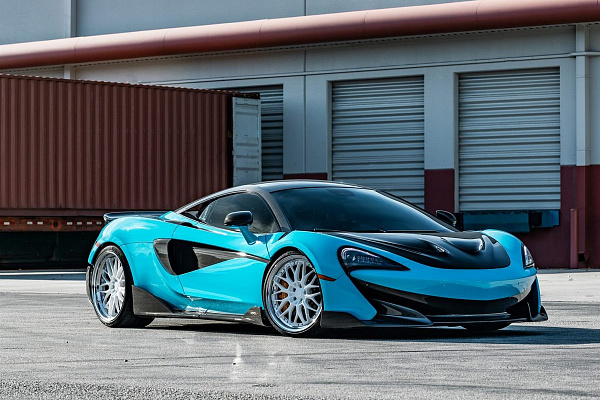Фото дисков Anrky RS1 Белый глянец на McLaren 600