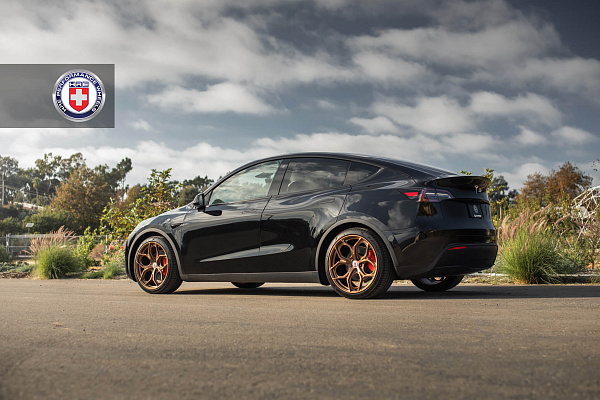 Фото дисков HRE P111SC Сатиновая бронза на Tesla Model Y