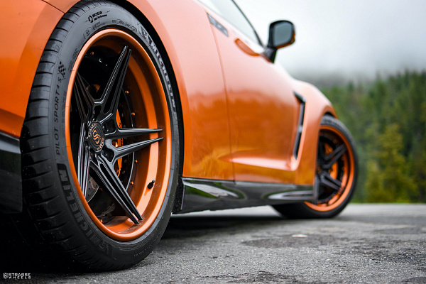 Фото дисков Strasse Wheels SV2T Deep Concave FS Черный глянец на Nissan GT-R