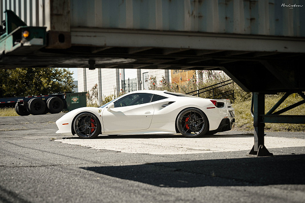 Фото дисков Brixton Forged PF5 Глянцевый темный лак на Ferrari 488