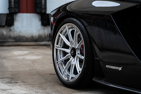 Фото дисков HRE S104SC Глянцевый лак на Lamborghini Aventador