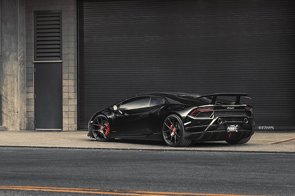 Фото дисков Strasse Wheels SM5R Deep Concave Monoblock Черный глянец на Lamborghini Huracan