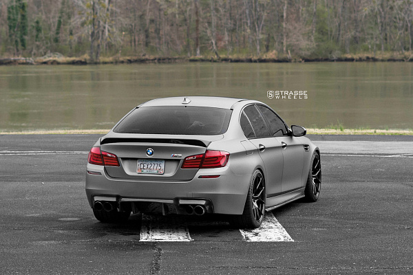 Фото дисков Strasse Wheels SM5R Deep Concave Monoblock Черный глянец на BMW 5/M5 (F10)