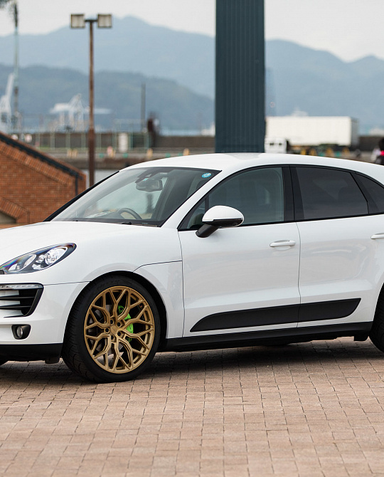 Фото дисков HF-2 Сатиновое золото на Porsche Macan I