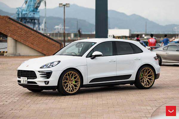 Фото дисков Vossen HF-2 Сатиновое золото на Porsche Macan I