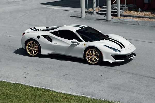 Фото дисков HRE P101 Сатиновое золото на Ferrari 488