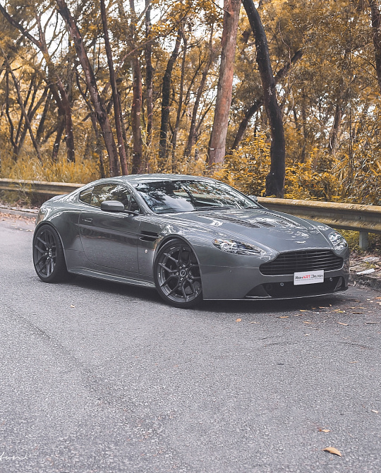 Фото дисков CM5-R Сатиновый темный лак на Aston Martin Vantage 3