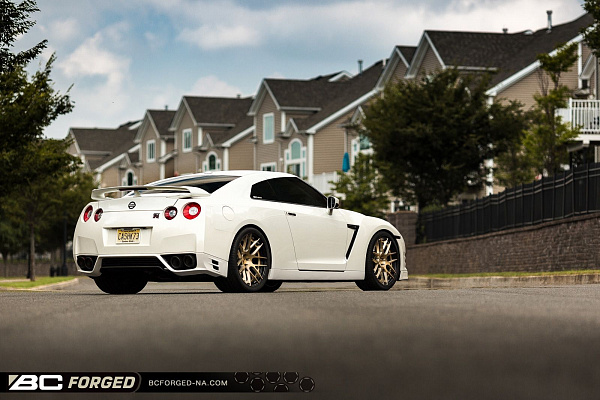 Фото дисков BC Forged HC040 Глянцевое золото на Nissan GT-R