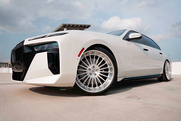 Фото дисков Strasse Wheels SV20 Deep Concave FS Глянцевый лак на BMW 7 (G70)