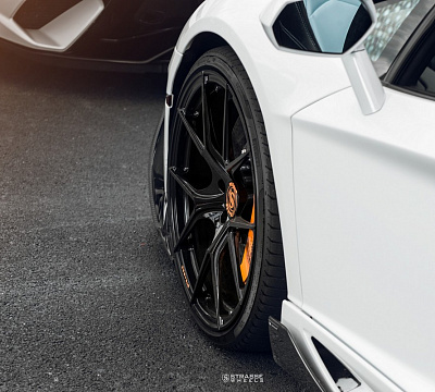 Фото дисков Strasse Wheels SM5R Deep Concave Monoblock на Lamborghini Aventador
