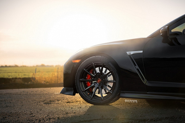 Фото дисков Strasse Wheels R10 Deep Concave Monoblock Черный глянец на Nissan GT-R