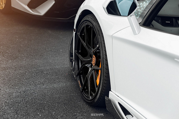 Фото дисков Strasse Wheels SM5R Deep Concave Monoblock Черный глянец на Lamborghini Aventador