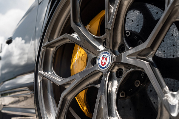 Фото дисков HRE P111SC Глянцевый темный лак на Lamborghini Urus