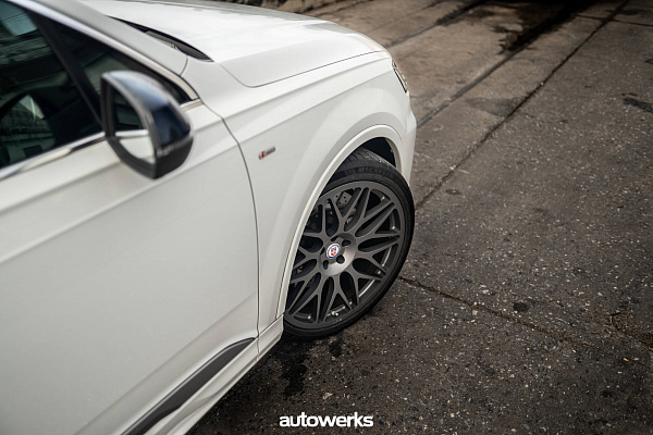 Фото дисков HRE 300M Сатиновый графит на Audi Q7 (4M)