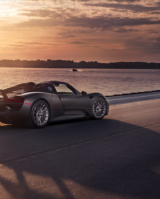 Фото дисков P103 Сатиновый темный лак на Porsche 918 Spyder