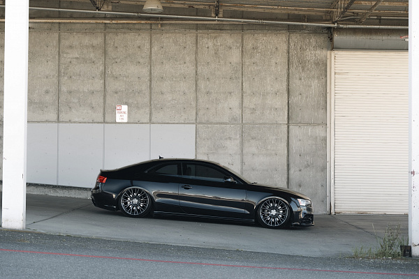 Фото дисков Rotiform LSE Матовый графит на Audi A/S/RS 5 (8T)
