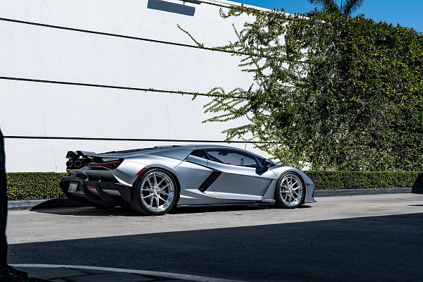 Фото дисков Anrky XR-301 Глянцевый лак на Lamborghini Revuelto