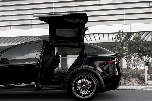 Фото дисков Brixton Forged PF20 R Сатиновый графит на Tesla Model X