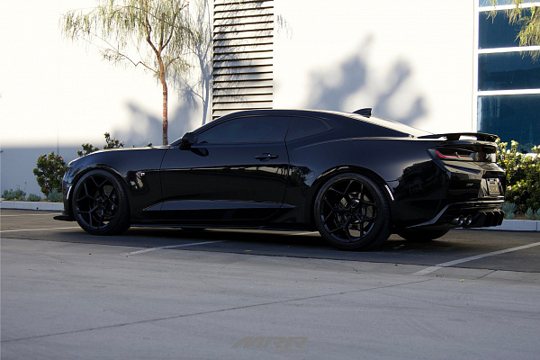 Фото дисков MRR M228 Черный глянец на Chevrolet Camaro VI
