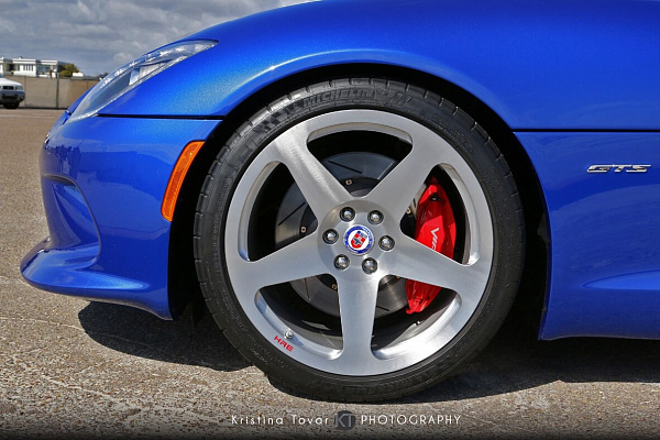 Фото дисков HRE 305M Глянцевый лак на Dodge Viper