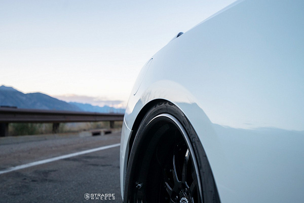 Фото дисков Strasse Wheels R10 Performance Черный глянец на Nissan GT-R
