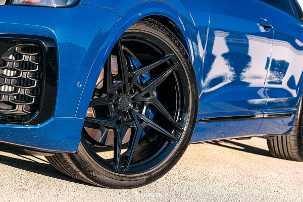Фото дисков Anrky S1-X3 Черный глянец на Audi Q8