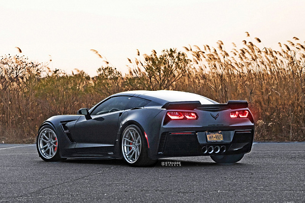 Фото дисков Strasse Wheels SV1 Deep Concave FS Сатиновый темный лак на Chevrolet Corvette C7