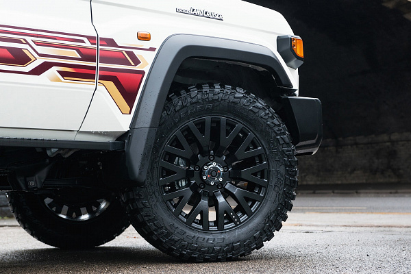 Фото дисков Kahn G22 DC Черный сатин на Toyota Land Cruiser 70