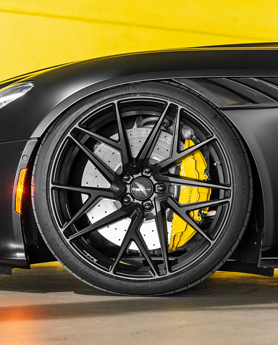 Фото дисков PF8 Черный сатин на Aston Martin DBS 3
