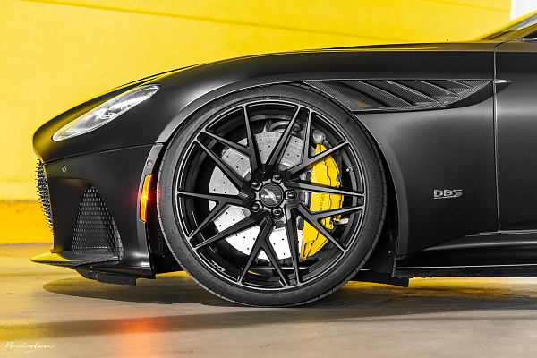 Фото дисков Brixton Forged PF8 Черный сатин на Aston Martin DBS 3